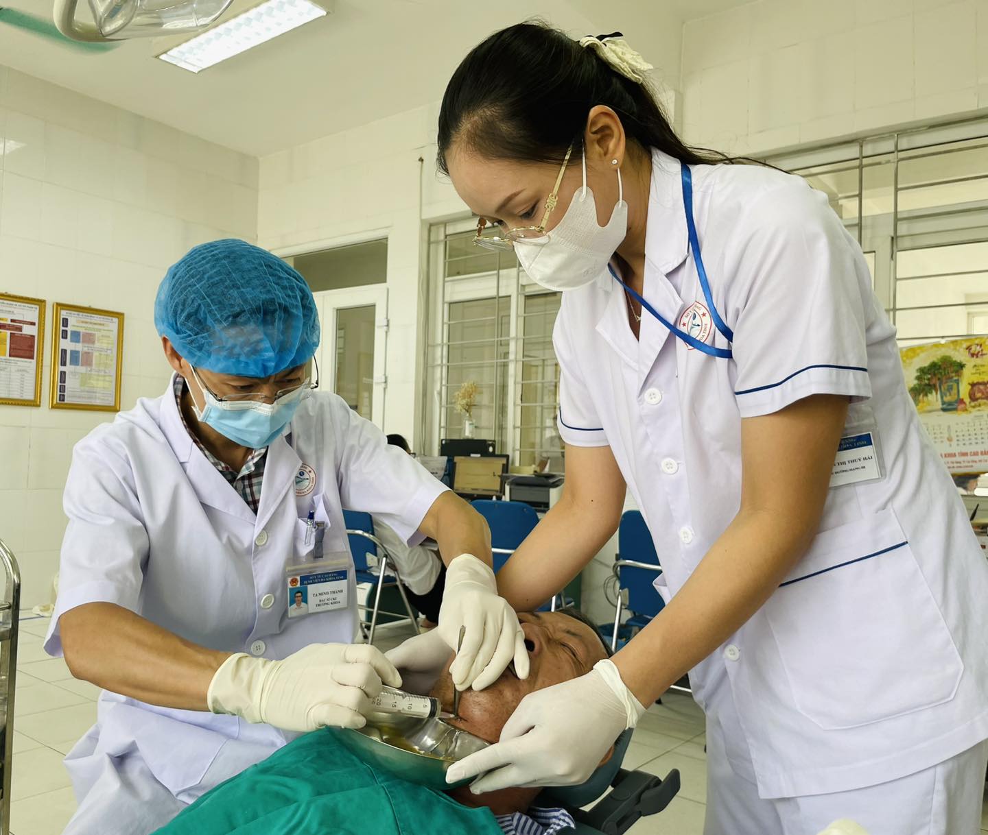 Sau phẫu thuật bệnh nhân tiếp tục được bơm rửa hàng ngày.