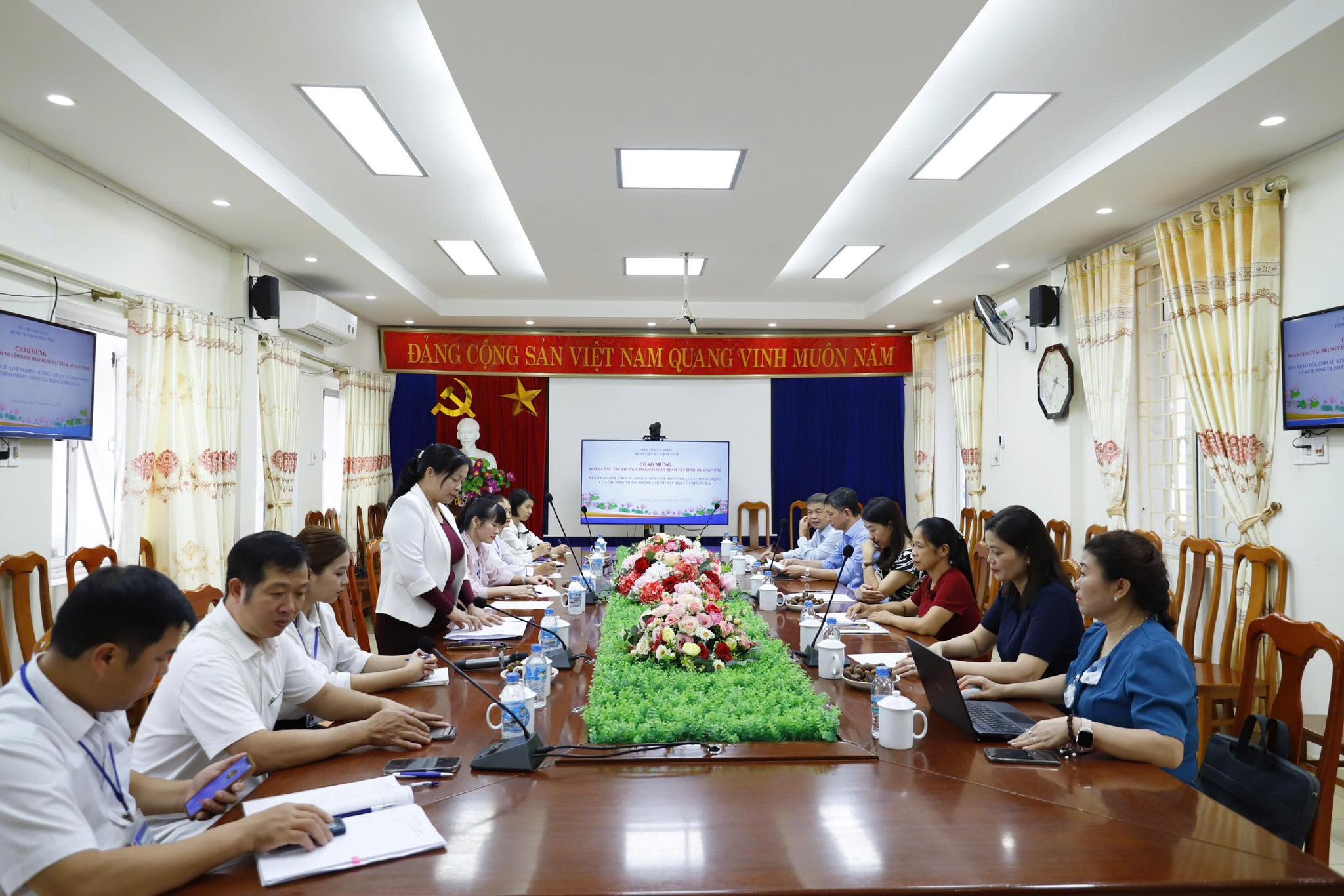 Bệnh viện Đa khoa tỉnh Cao Bằng tiếp đón đoàn công tác Trung tâm Kiểm soát bệnh tật tỉnh Quảng Ninh đến trao đổi, chia sẻ kinh nghiệm phòng chống tác hại thuốc lá