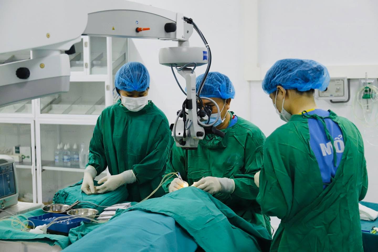 Thực hiện Đề án 1816: Mổ mắt cho 19 bệnh nhân và tập huấn chuyên đề cho bác sĩ nhãn khoa tại Cao Bằng