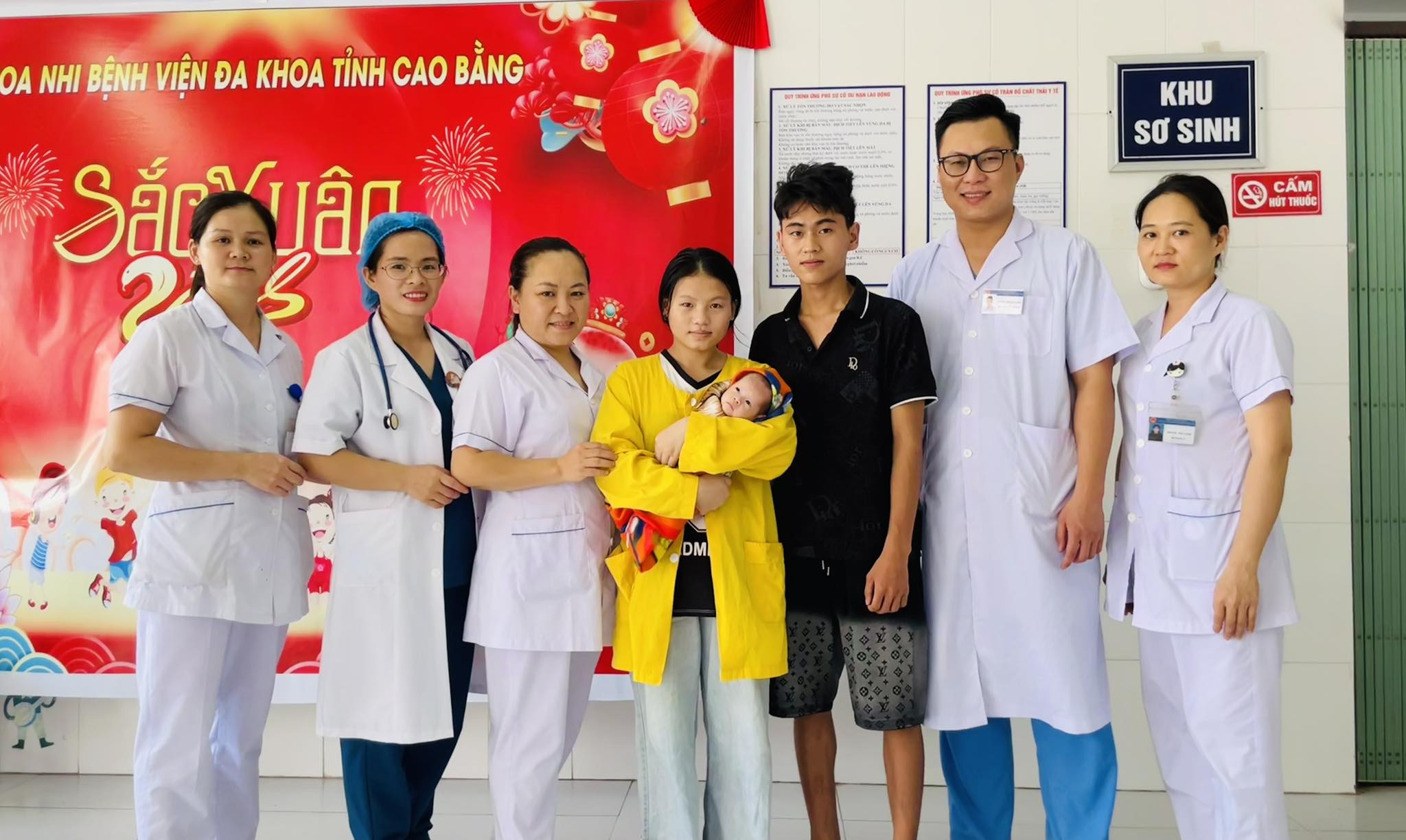 Hình ảnh: Các em bé sinh non tại Bệnh viện đa khoa tỉnh được xuất viện trong vòng tay yêu thương của tập thể nhân viên y tế và gia đình.
