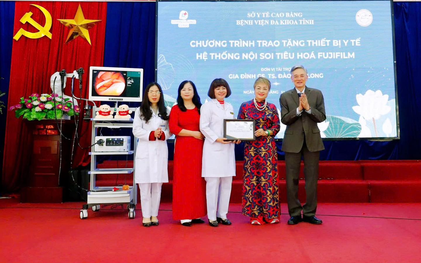 Bệnh viện đa khoa tỉnh Cao Bằng tiếp nhận hệ thống nội soi tiêu hóa Fujifilm do gia đình GS.TS Đào Văn Long trao tặng.