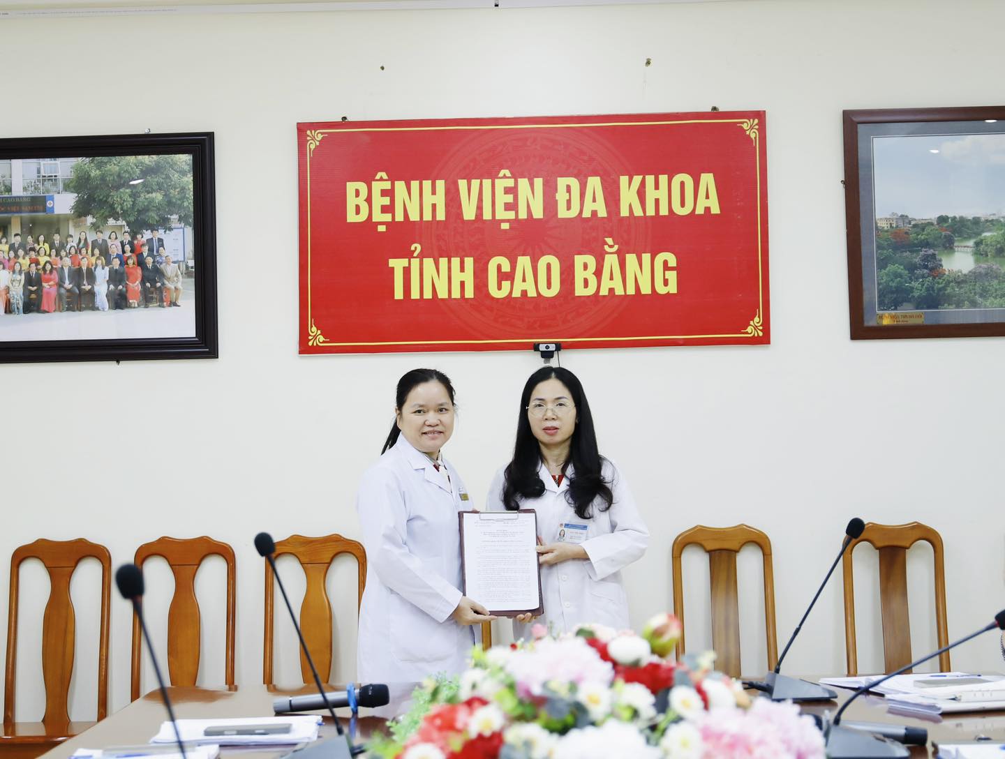 BSCKII Lục Thị Hiệp – Phó Bí thư Đảng uỷ, Phó Giám đốc Bệnh viện trao quyết định bổ nhiệm lại cho bác sỹ Nông Thị Lan.