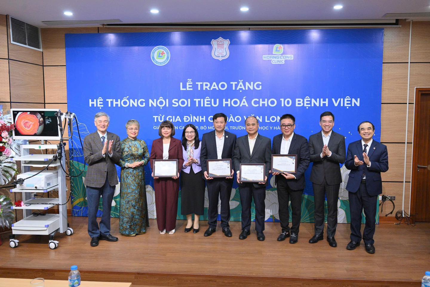 Gia đình giáo sư Đào Văn Long tặng thiết bị nội soi cho các đơn vị y tế cơ sở (TS  Lý Thị Bạch Như   Giám đốc Bệnh viện đa khoa tỉnh Cao Bằng đứng thứ 3 từ trái sang tại buổi trao tặng)