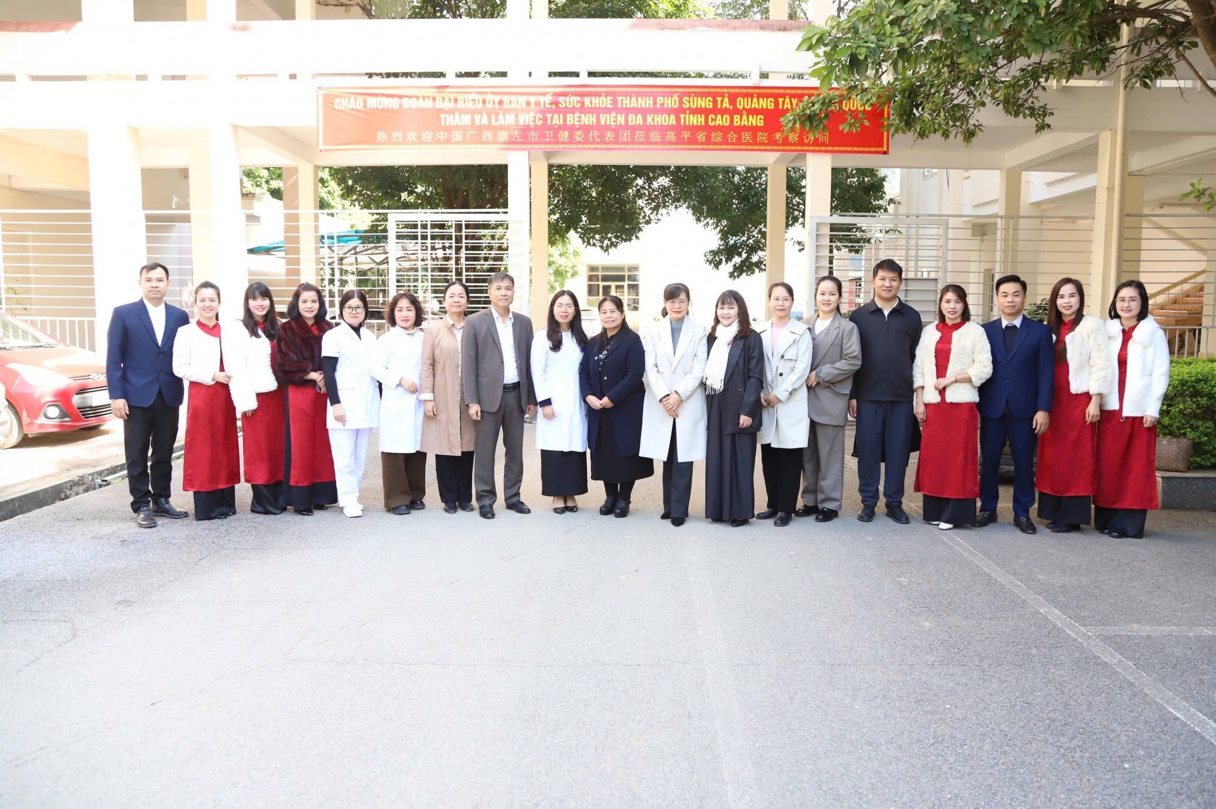 Đại biểu 2 phía chụp ảnh lưu niệm tại Bệnh viện Đa khoa tỉnh Cao Bằng.