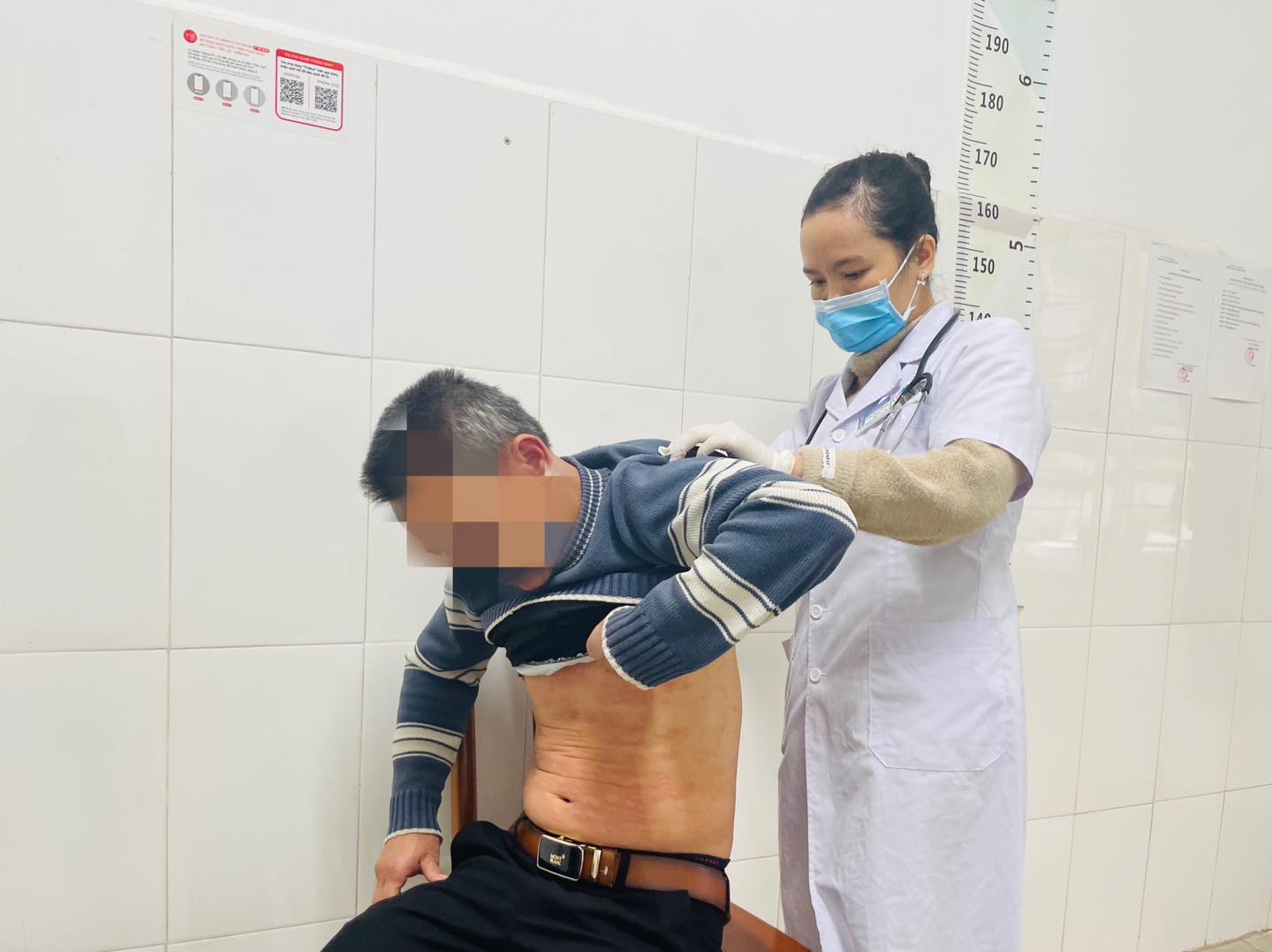 Bác sỹ Phòng khám da liễu - Bệnh viện đa khoa tỉnh khám cho bệnh nhân nổi mẩn ngứa sau khi tiêm kháng sinh.