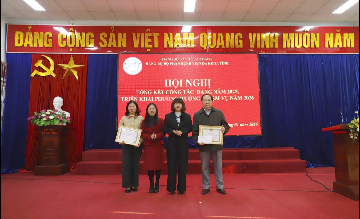 Đảng bộ bộ phận Bệnh viện Đa khoa tỉnh Cao Bằng đã trao giấy khen cho 02 chi bộ đạt danh hiệu “Hoàn thành xuất sắc nhiệm vụ”