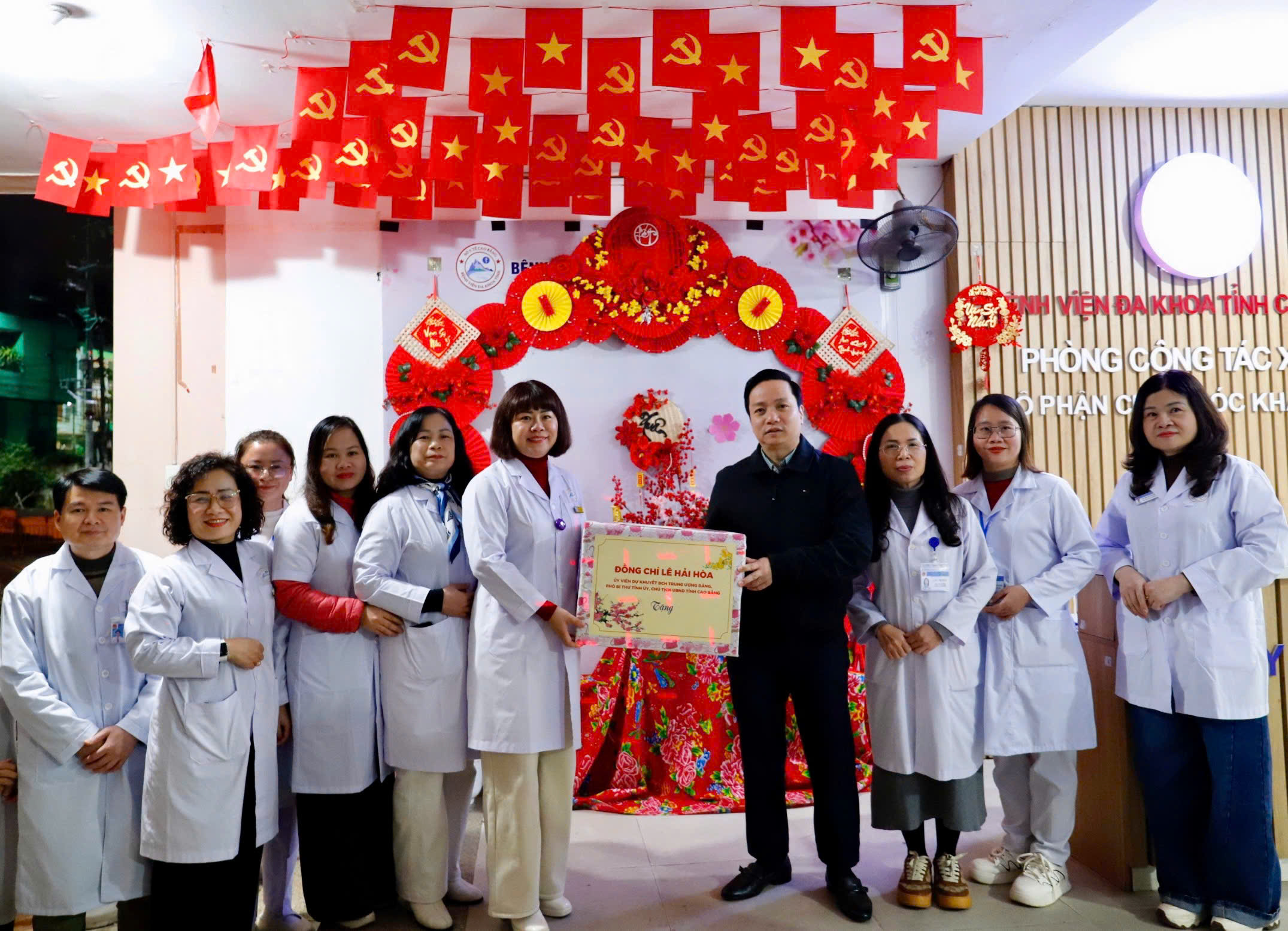 CHỦ TỊCH UBND TỈNH LÊ HẢI HOÀ THĂM, CHÚC TẾT VÀ TẶNG QUÀ BỆNH VIỆN ĐA KHOA TỈNH