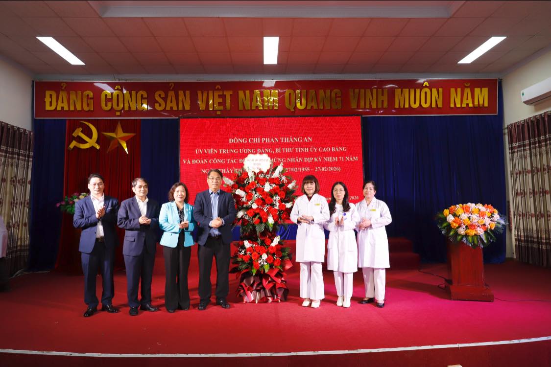 Đồng chí Bí thư Tỉnh ủy và đoàn công tác đã tặng hoa chúc mừng tập thể viên chức, người lao động Bệnh viện Đa khoa tỉnh nhân Ngày Thầy thuốc Việt Nam 27/2