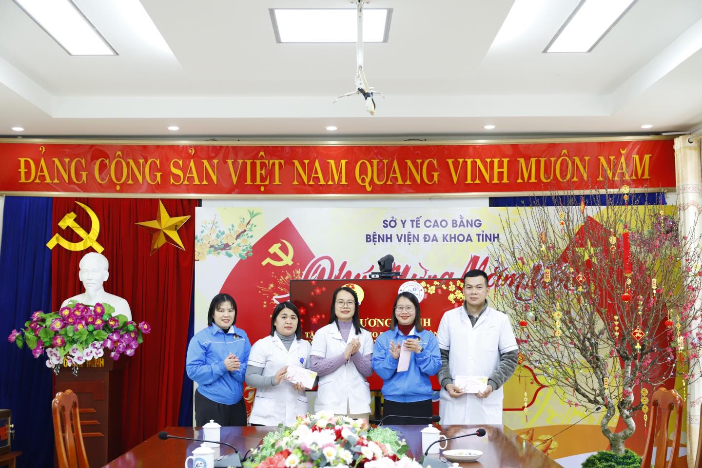 BCH công đoàn cơ sở Bệnh viện trao quà cho các đoàn viên có hoàn cảnh khó khăn.