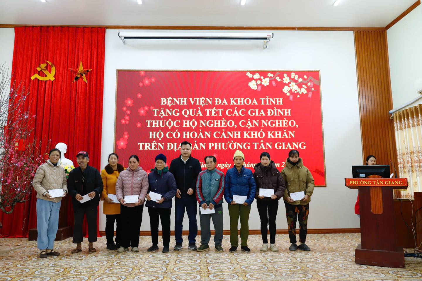 BCH Hội Chữ thập đỏ Bệnh viện trao quà cho các hộ gia đình có hoàn cảnh khó khăn.