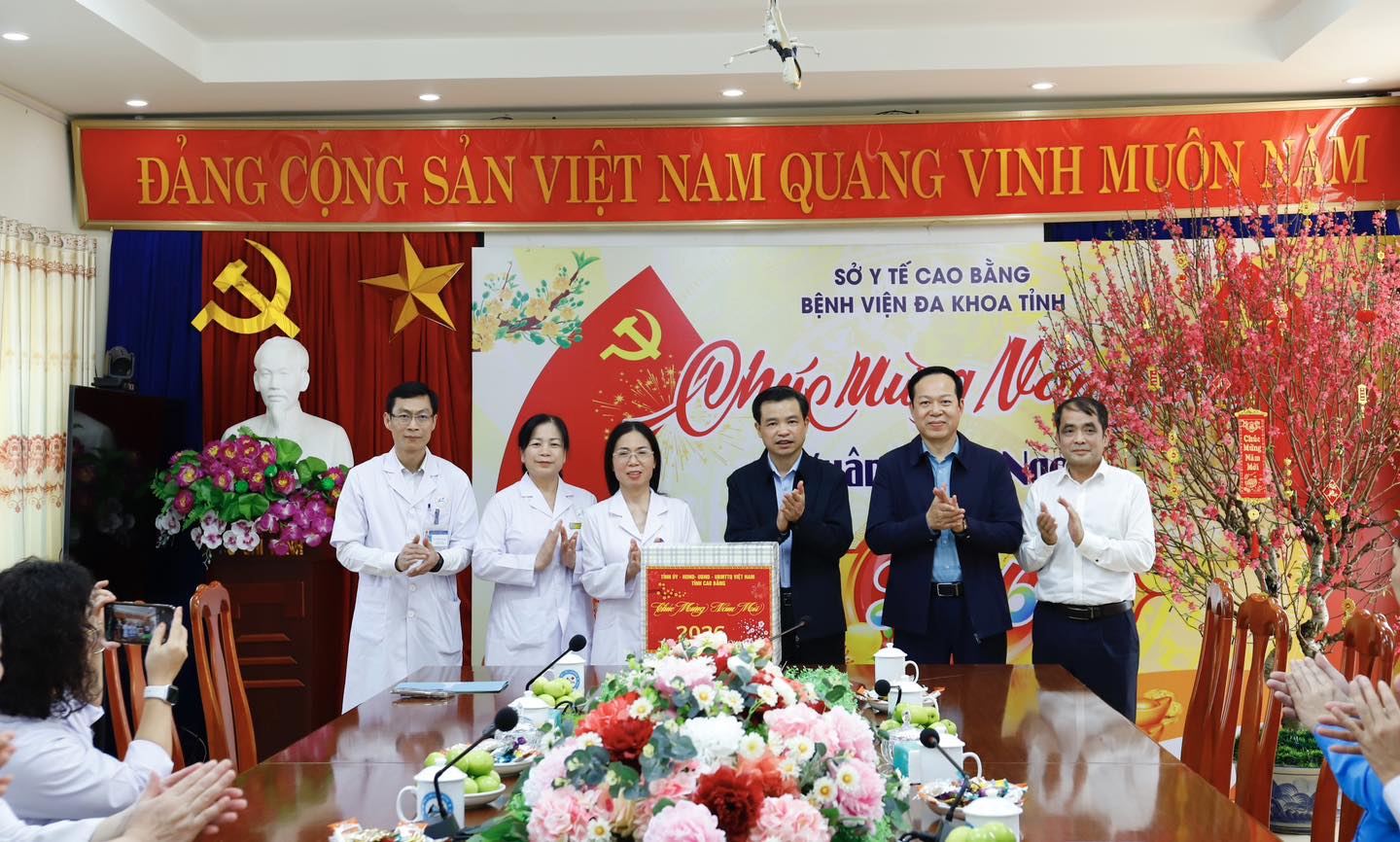 Đồng chí Bế Thanh Tịnh, Phó Bí thư Thường trực Tỉnh ủy, Chủ tịch HĐND thăm tặng quà, động viên nhân viên y tế Bệnh viện đa khoa tỉnh