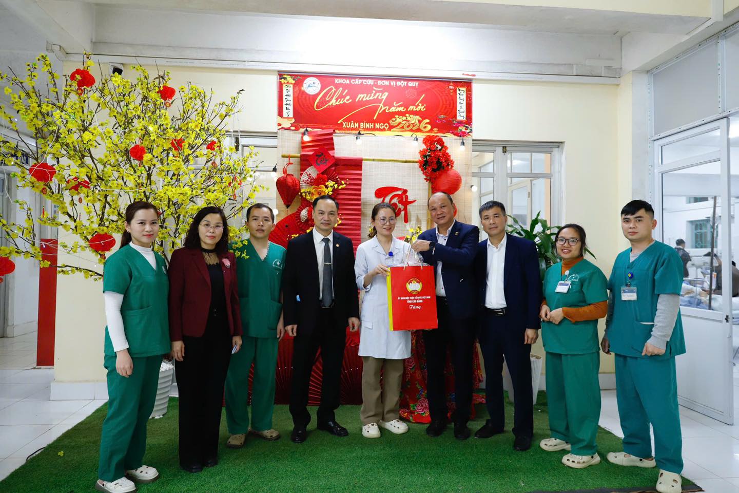 Ủy ban MTTQ Việt Nam tỉnh Cao Bằng đã đến thăm, chúc Tết khoa Cấp cứu - Đơn vị đột quỵ