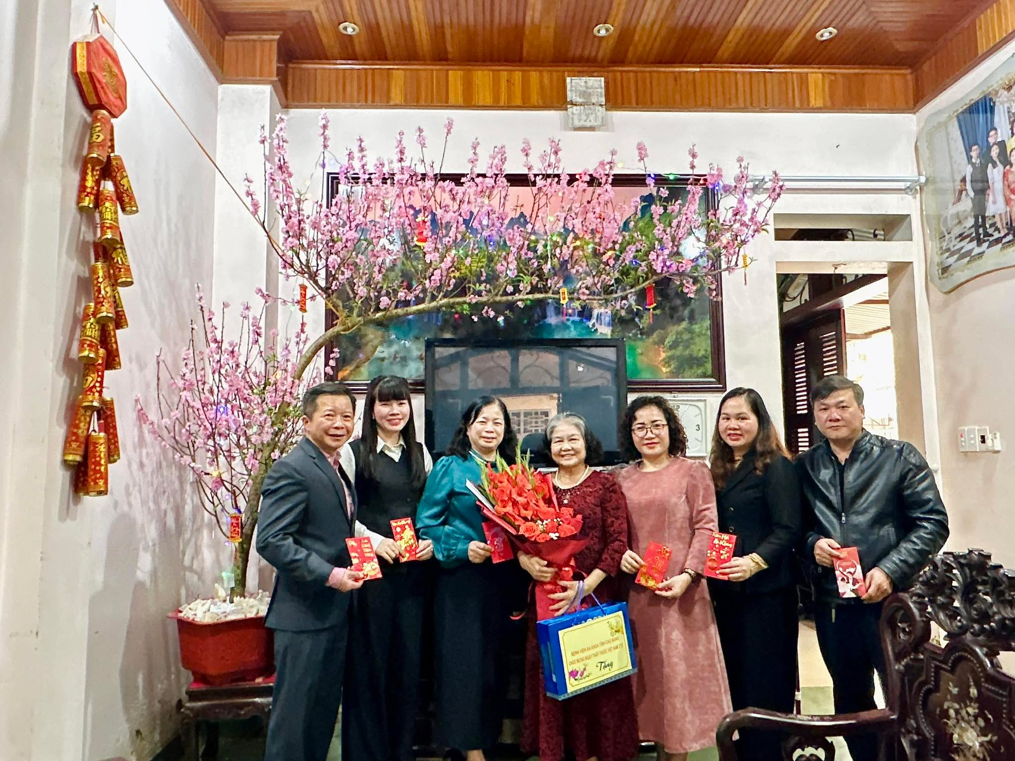 Đoàn công tác đến thăm hỏi, tặng quà và chúc mừng các đồng chí nguyên lãnh đạo Bệnh viện qua các thời kỳ.