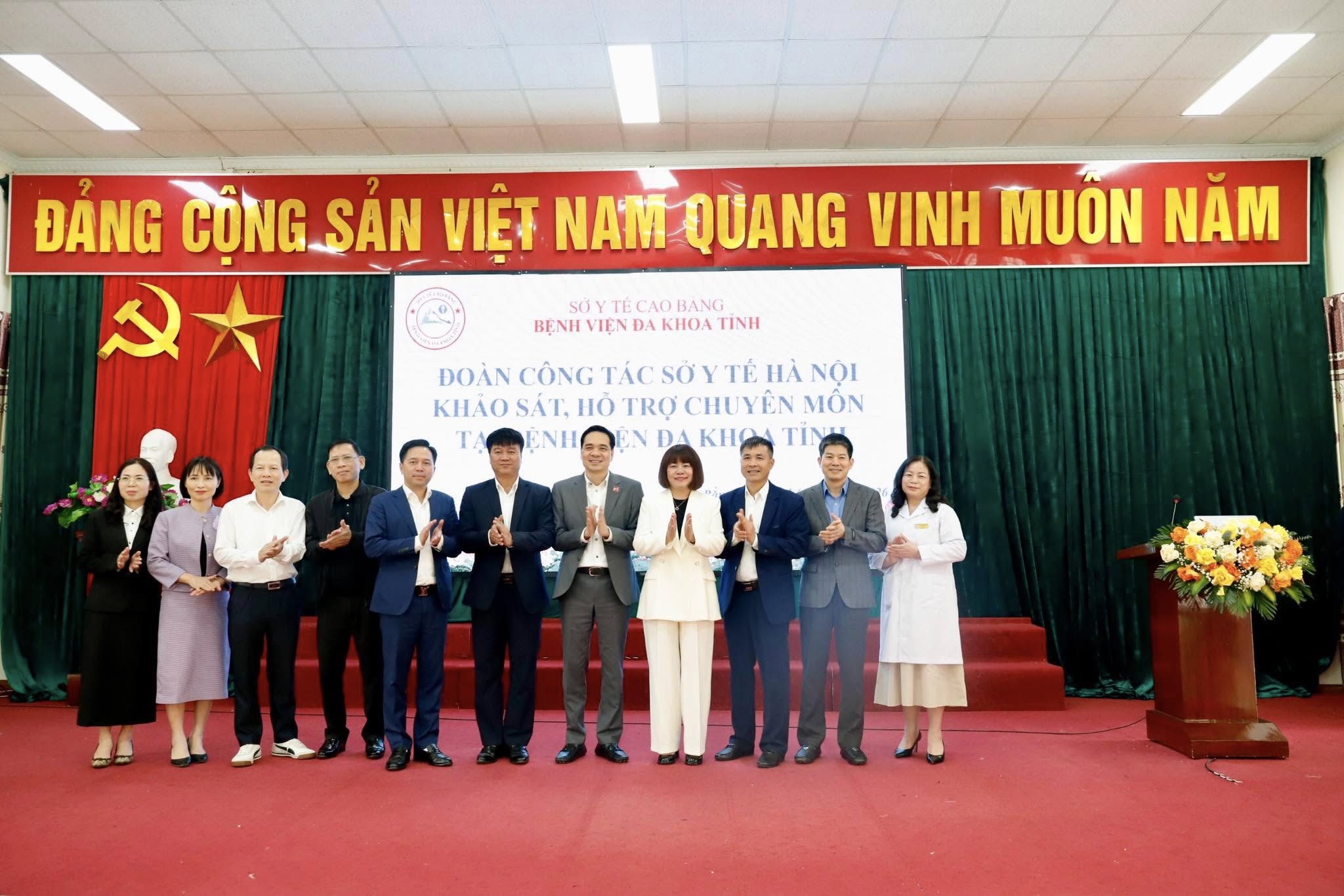 Đoàn công tác chụp ảnh lưu niệm tại Bệnh viện Đa khoa tỉnh Cao Bằng.