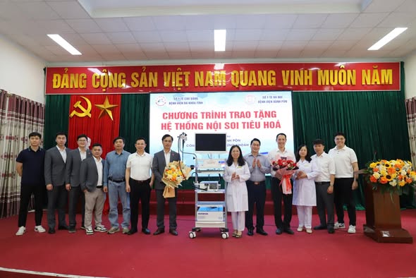 Bệnh viện Đa khoa tỉnh Cao Bằng tiếp nhận hệ thống nội soi tiêu hoá và tăng cường hợp tác chuyên môn với Bệnh viện Xanh Pôn
