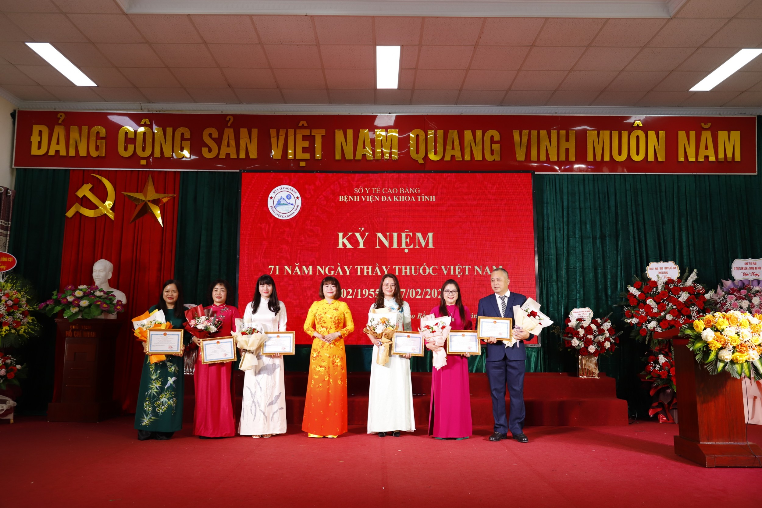 TS.BS Lý Thị Bạch Như – Bí thư Đảng ủy bộ phận, Giám đốc Bệnh viện trao Giấy khen cho các tập thể, cá nhân có thành tích xuất sắc trong phong trào thi đua “Đoàn kết – Kỷ cương – Đổi mới – Sáng tạo – Ngành Y tế đột phá chiến lược trong bảo vệ, chăm sóc và