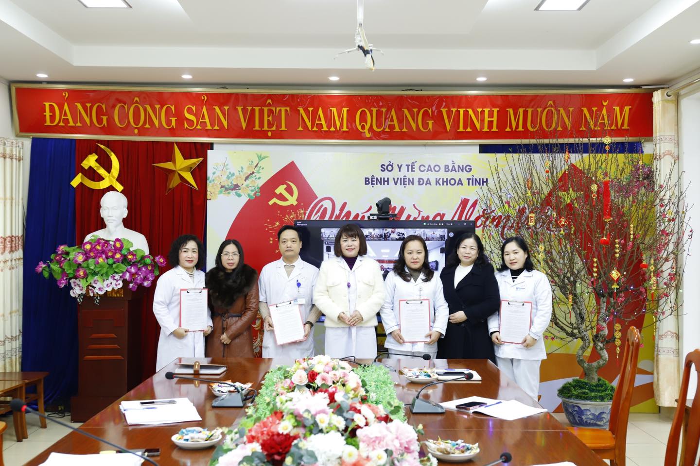 Ban giám đốc Bệnh viện trao quyết định cho các viên chức được bổ nhiệm