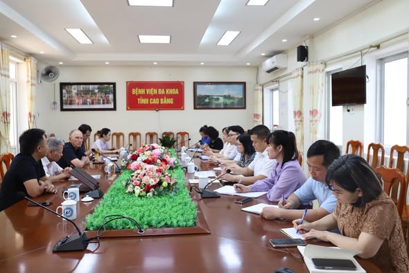 Đoàn công tác Sở Y tế Cao Bằng và Trung tâm II làm việc tại Bệnh viện Đa khoa tỉnh trước chương trình tập huấn nhận diện trẻ khuyết tật