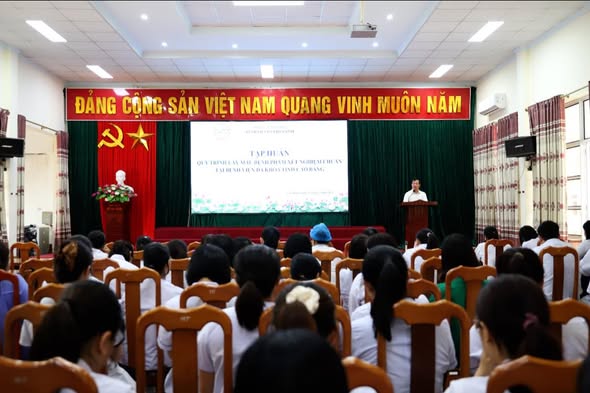 Bệnh viện Đa khoa tỉnh Cao Bằng tập huấn quy trình lấy mẫu bệnh phẩm xét nghiệm chuẩn trong toàn viện