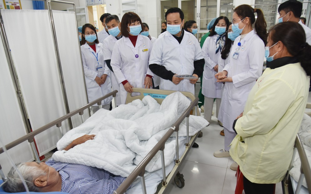 Chủ tịch UBND tỉnh Lê Hải Hòa thăm, động viên bệnh nhân điều trị tại Bệnh viện đa khoa tỉnh.