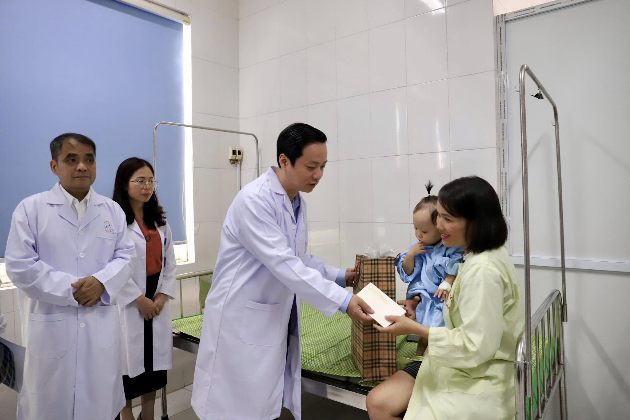 Chủ tịch UBND tỉnh Lê Hải Hòa thăm, tặng quà bệnh nhi tại Bệnh viện đa khoa tỉnh Cao Bằng nhân Ngày Quốc tế Thiếu nhi 1/6