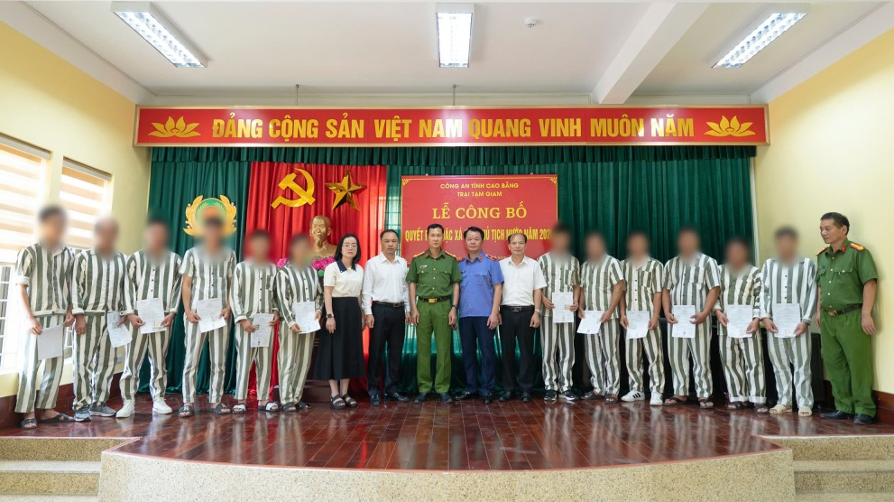 Lãnh đạo các đơn vị trao quyết định đặc xá cho các phạm nhân vào ngày 01/06/2026 của tỉnh Cao Bằng