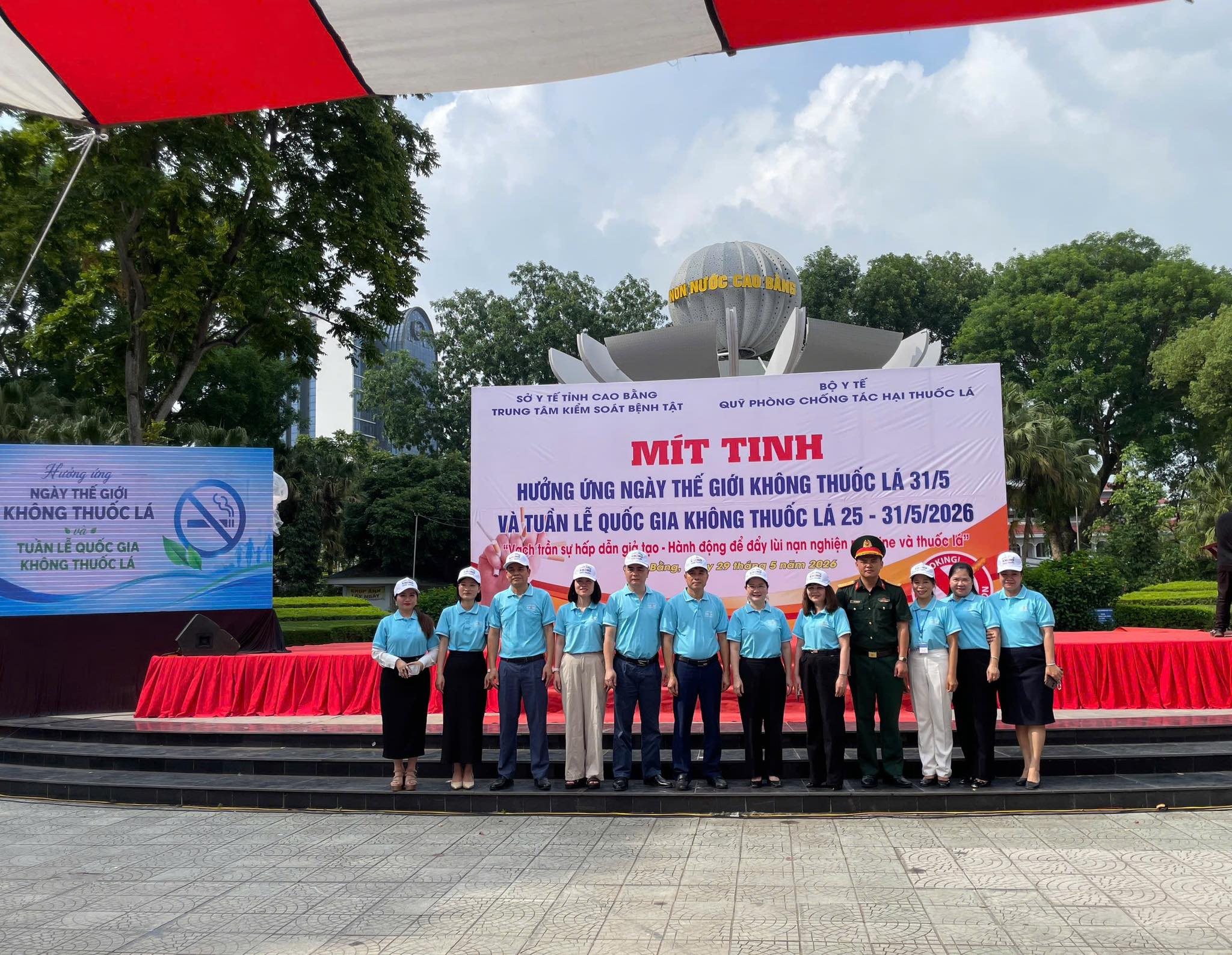 Đại biểu tham dự Lễ mít tinh vào sáng 29/5, tại sân Vườn hoa trung tâm phường Thục Phán do Sở Y tế phối hợp với các cơ quan, đơn vị liên quan tổ chức.