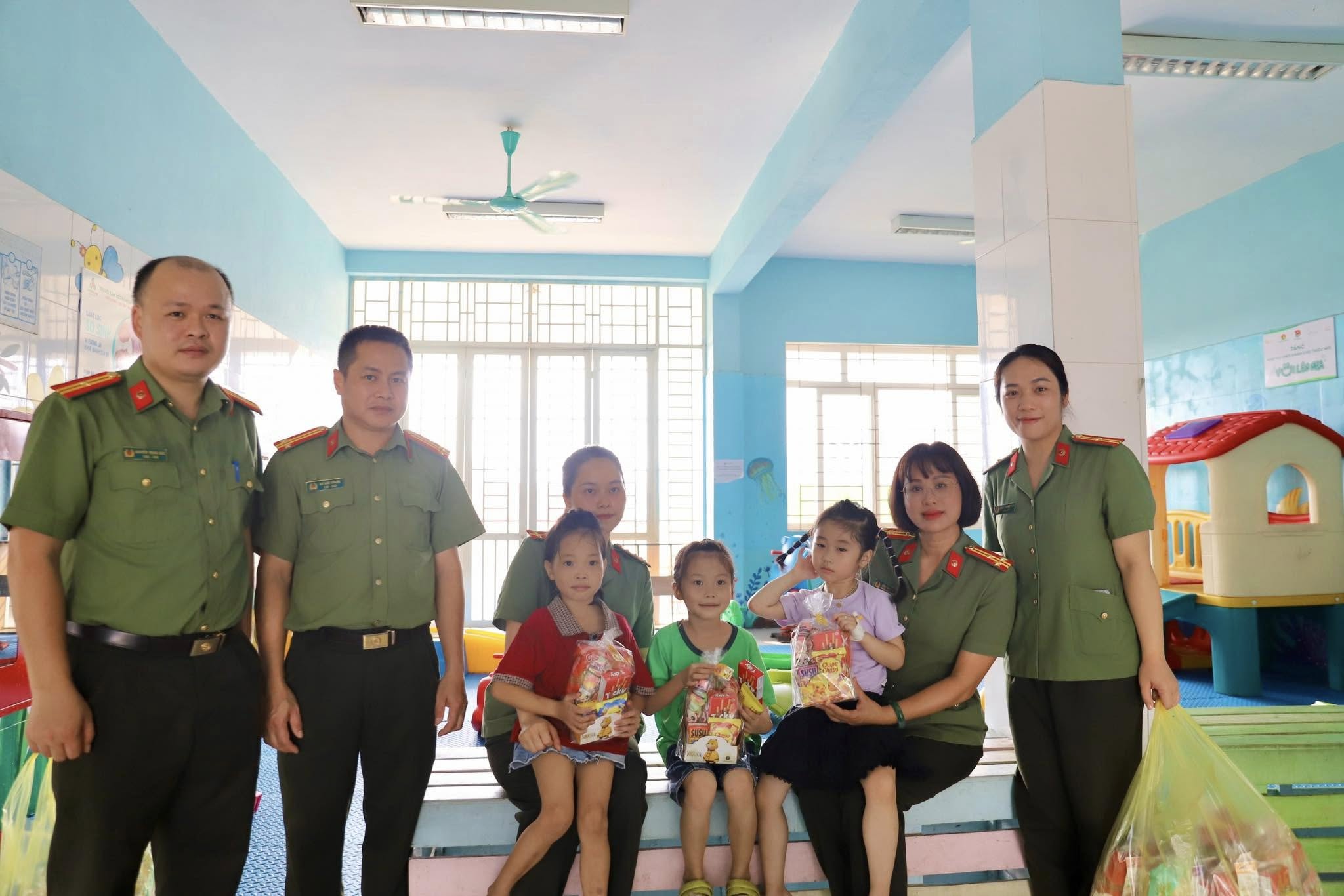 Thăm hỏi, tặng quà bệnh nhi nhân kỷ niệm 59 năm Ngày truyền thống lực lượng Thanh tra CAND