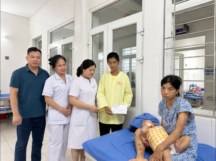 Hội chữ thập đỏ cơ sở Bệnh viện đa khoa tỉnh Cao Bằng thăm hỏi, hỗ trợ bệnh nhi có hoàn cảnh khó khăn