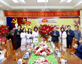 Dong-chi-Trieu-Dinh-Le-Pho-Bi-thu-Thuong-truc-Tinh-uy-Chu-tich-Hoi-dong-nhan-dan-tinh-tham-va-chuc-mung-Benh-vien-Da-khoa-tinh-Cao-Bang-nhan-ky-niem-70-nam-Ngay-Thay-thuoc-Viet-Nam.jpg